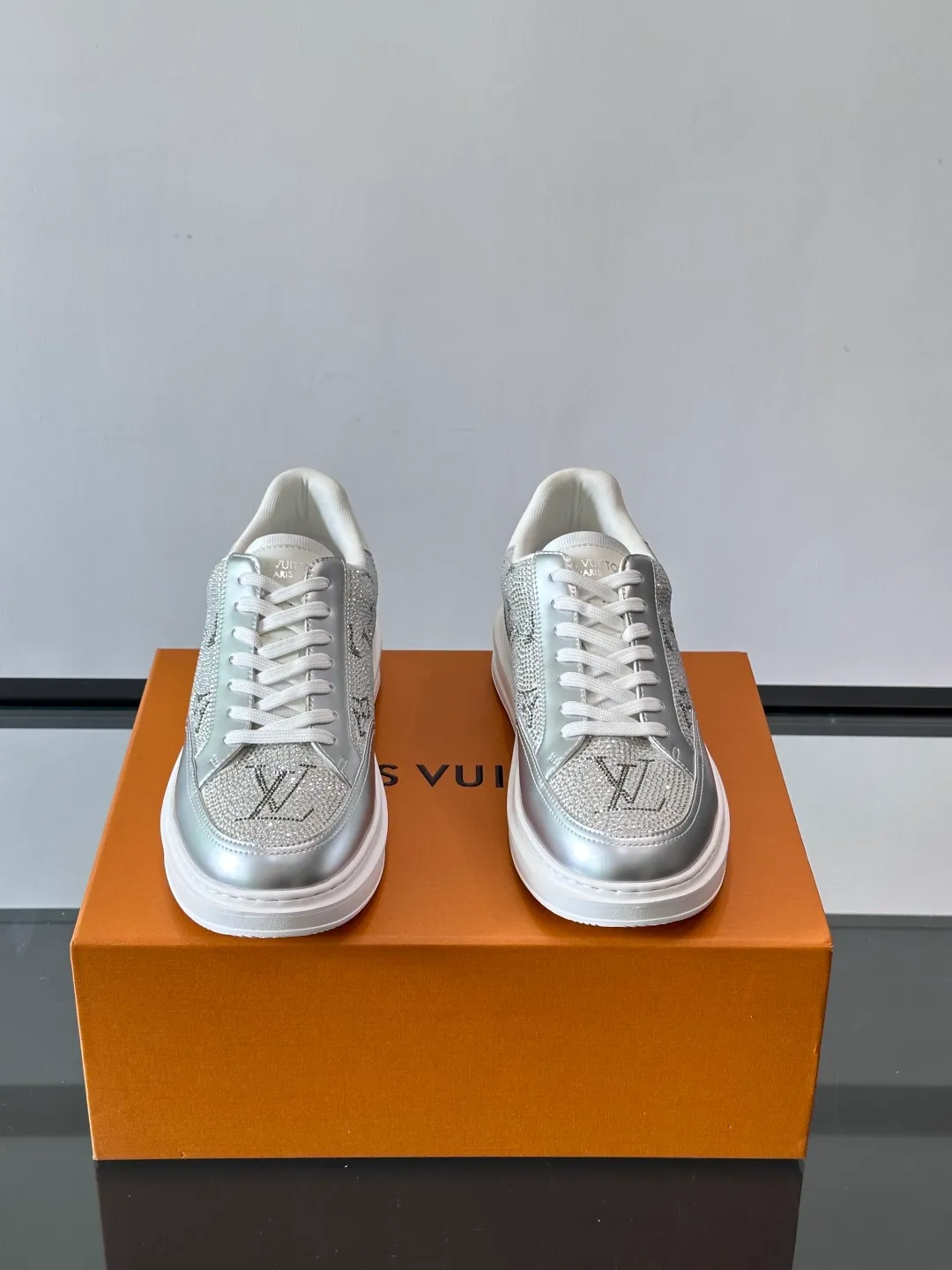 Men's shoes 💰p400 "＊OUIS ＊UITTO＊" 2025 new sports shoes, classic Monogram presbyopia + full diamond upper, full of luxury! The upper is made of high-quality leather and the sole is rubber, which is comfortable and wear-resistant👟. LV logo on the side of the shoe + brand logo on the sole, the details are super exquisite. The low-top design is suitable for daily leisure or light sports. It looks great with jeans and sportswear. The silver cyberpunk style is very popular in the fashion circle and is a must-have for young people! 💫 size：38-44